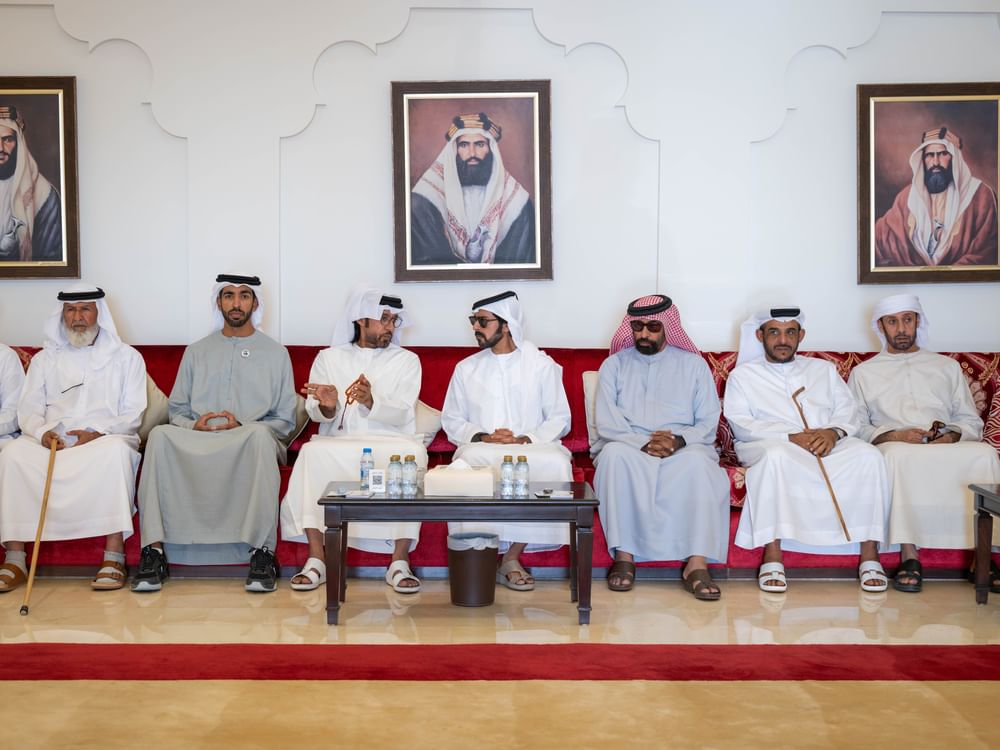 خليفة بن طحنون بن محمد وشخبوط بن نهيان يُقدِّمان واجب العزاء في وفاة سيف مبارك الخييلي