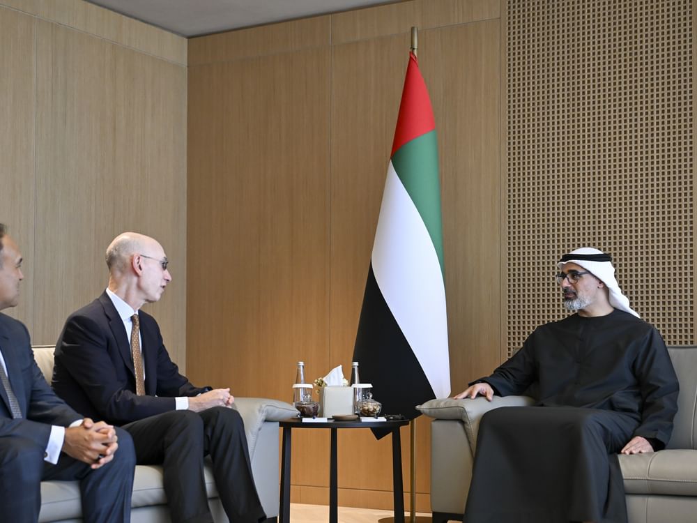 خالد بن محمد بن زايد يلتقي مفوض الرابطة الوطنية لكرة السلة الأمريكية