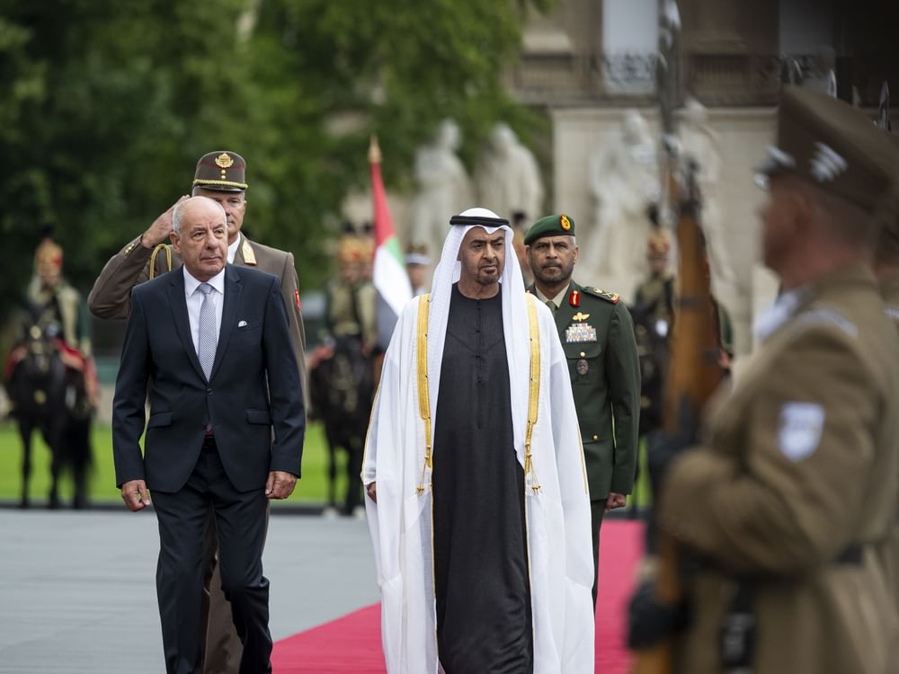 El presidente de Hungría recibe al presidente de Emiratos Árabes Unidos con una ceremonia oficial