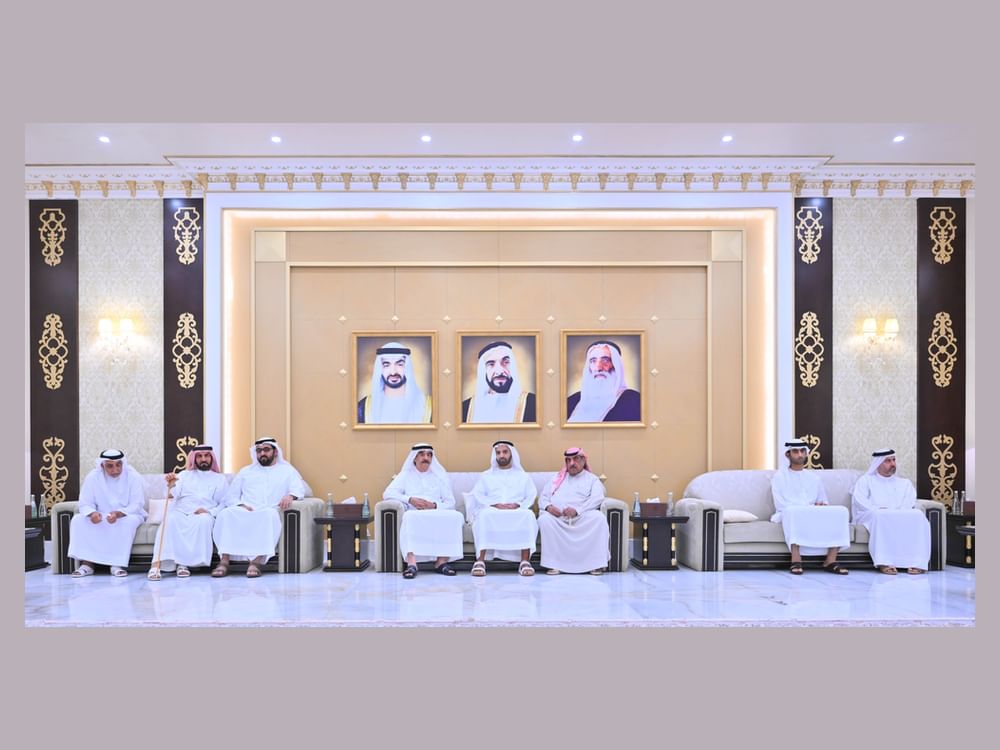 حاكم أم القيوين وولي عهده وولي عهد رأس الخيمة يعزّون في وفاة الشيخة عائشة محمد خلف