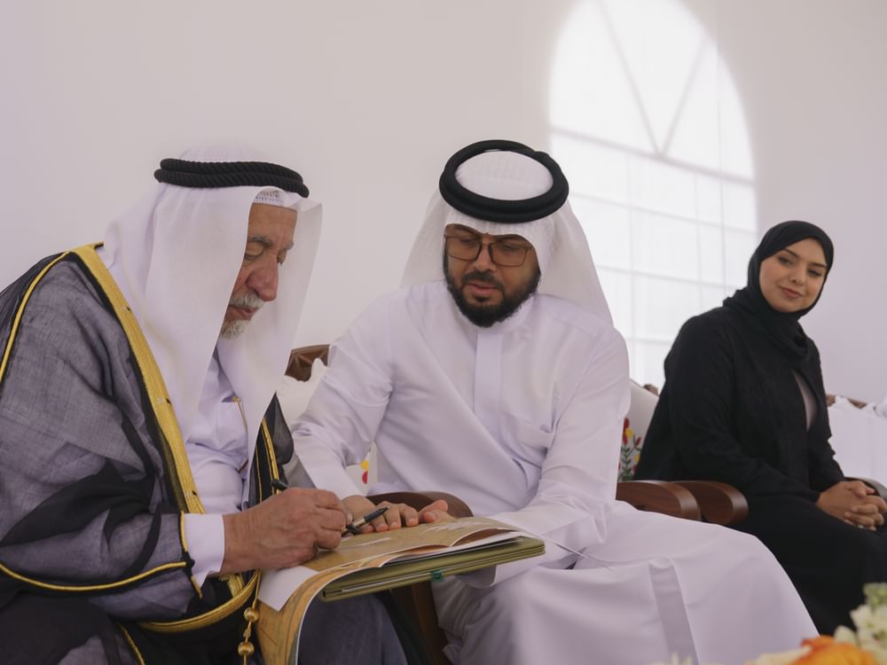 Governante de Sharjah inspeciona trabalho em fazenda de trigo em Mleiha