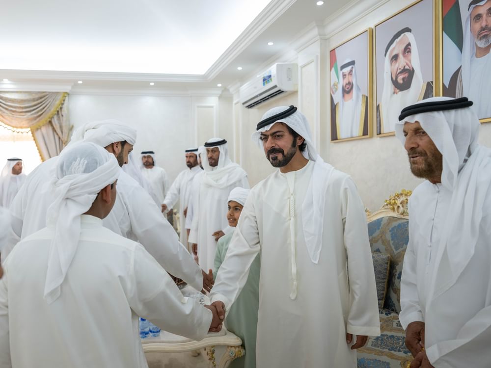 خليفة بن طحنون بن محمد يقدم واجب العزاء في وفاة فاخرة أحمد الخييلي