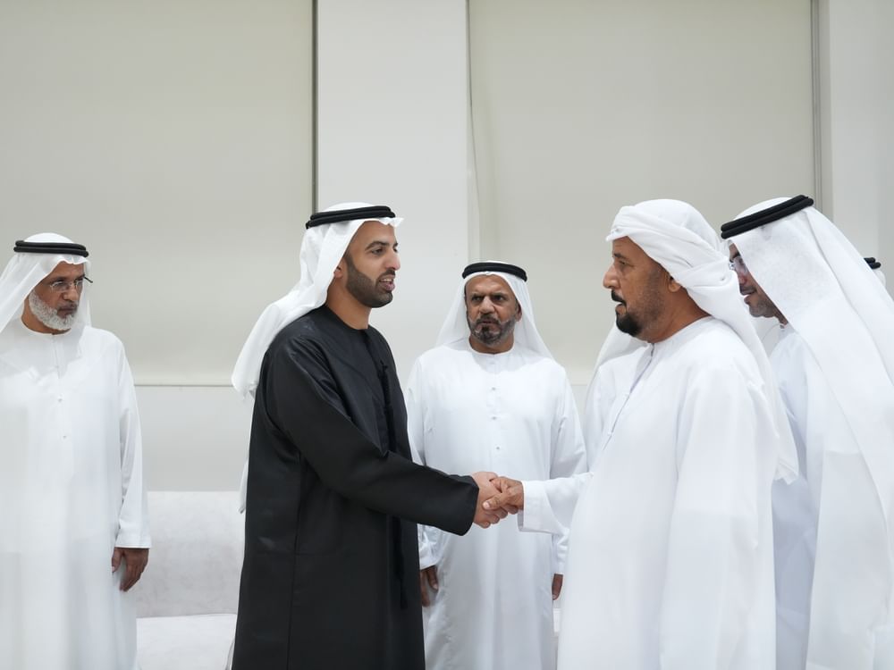 محمد بن سعود يقدم واجب العزاء في وفاة الشهيد علي الطنيجي