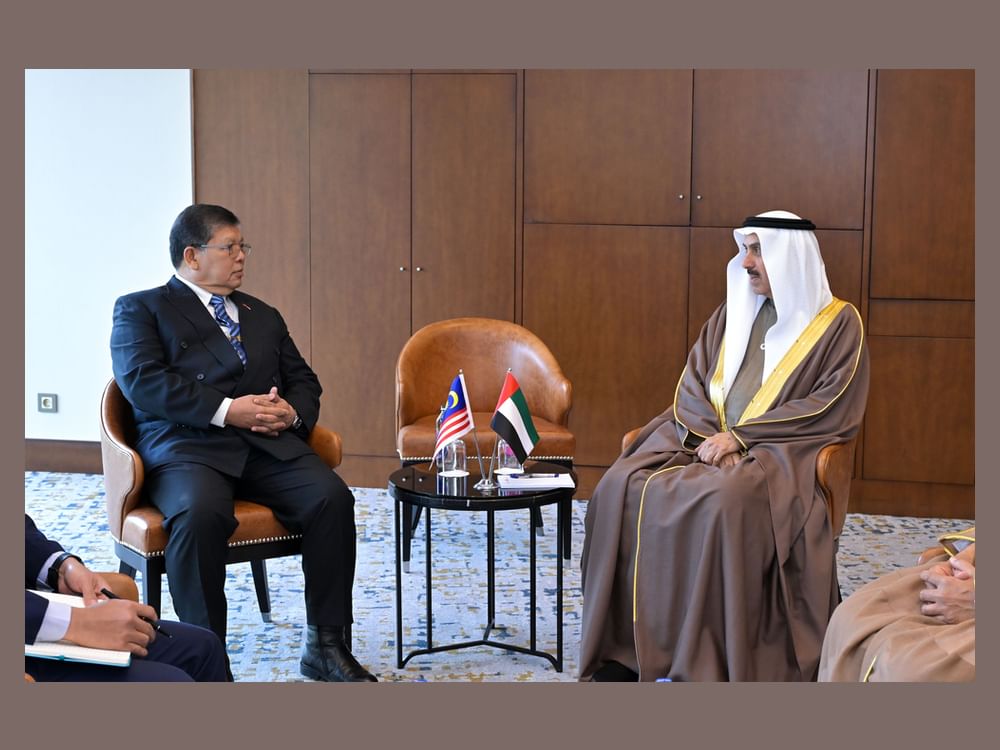 صقر غباش ورئيس مجلس النواب الماليزي يبحثان التعاون البرلماني الثنائي