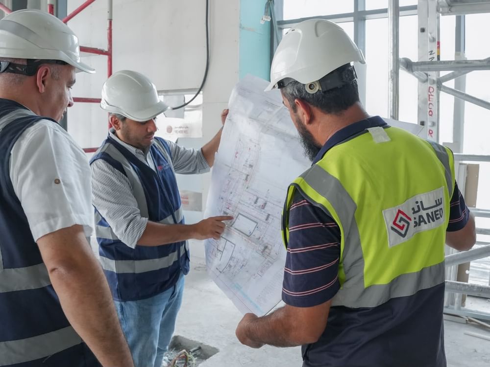 ساند لإدارة المرافق تطبق إجراءات متكاملة لتعزيز سلامة العاملين خلال موسم الصيف