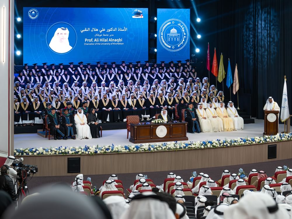 حاكم الشارقة يشهد حفل تخريج الدفعة الأولى من طلبة جامعة خورفكان