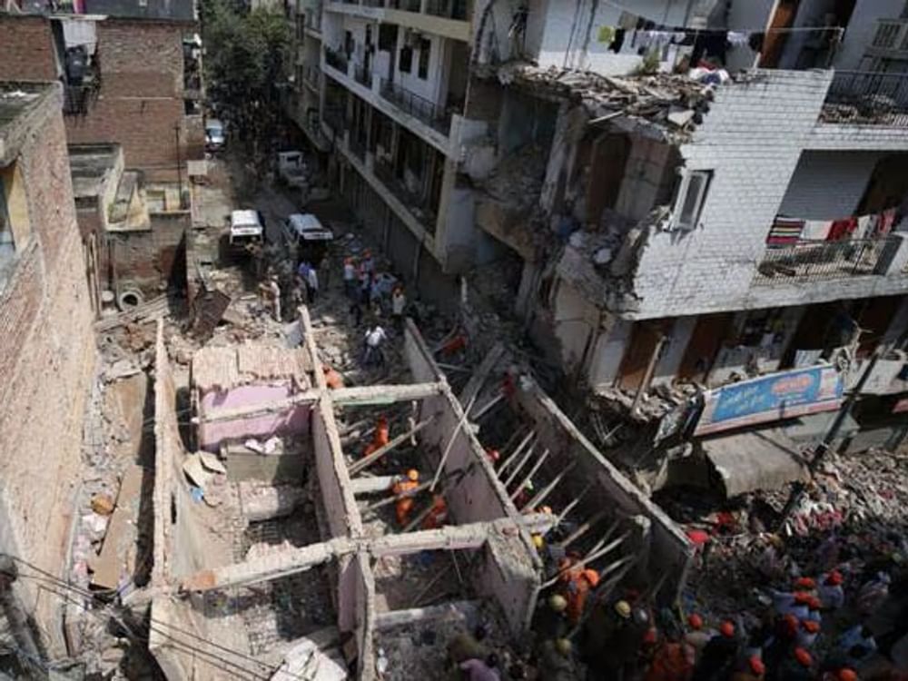 مصرع 11 شخصاً بينهم أطفال إثر انهيار مبنى سكني في ضواحي نيودلهي