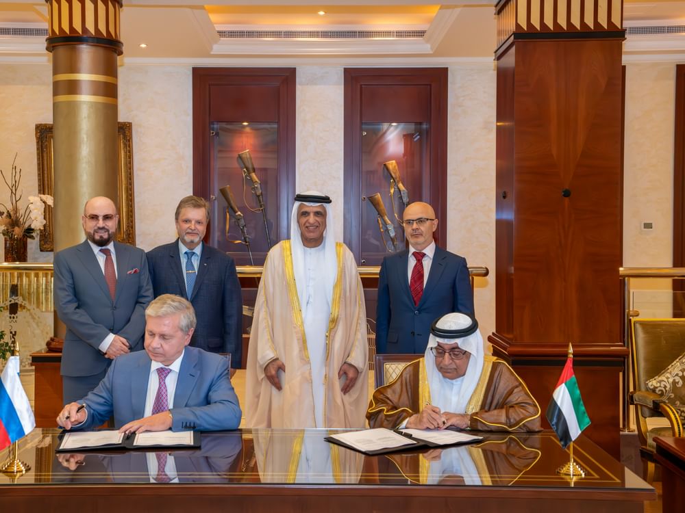 سعود بن صقر يشهد توقيع اتفاقية بين حكومتي رأس الخيمة و مدينة موسكو