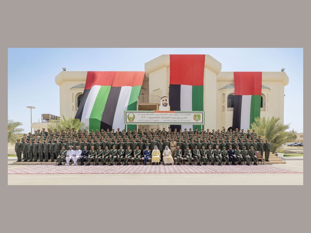 Hamdan bin Mohammed participa da cerimônia de formatura da 43ª turma da Faculdade Militar Zayed II, em Al Ain