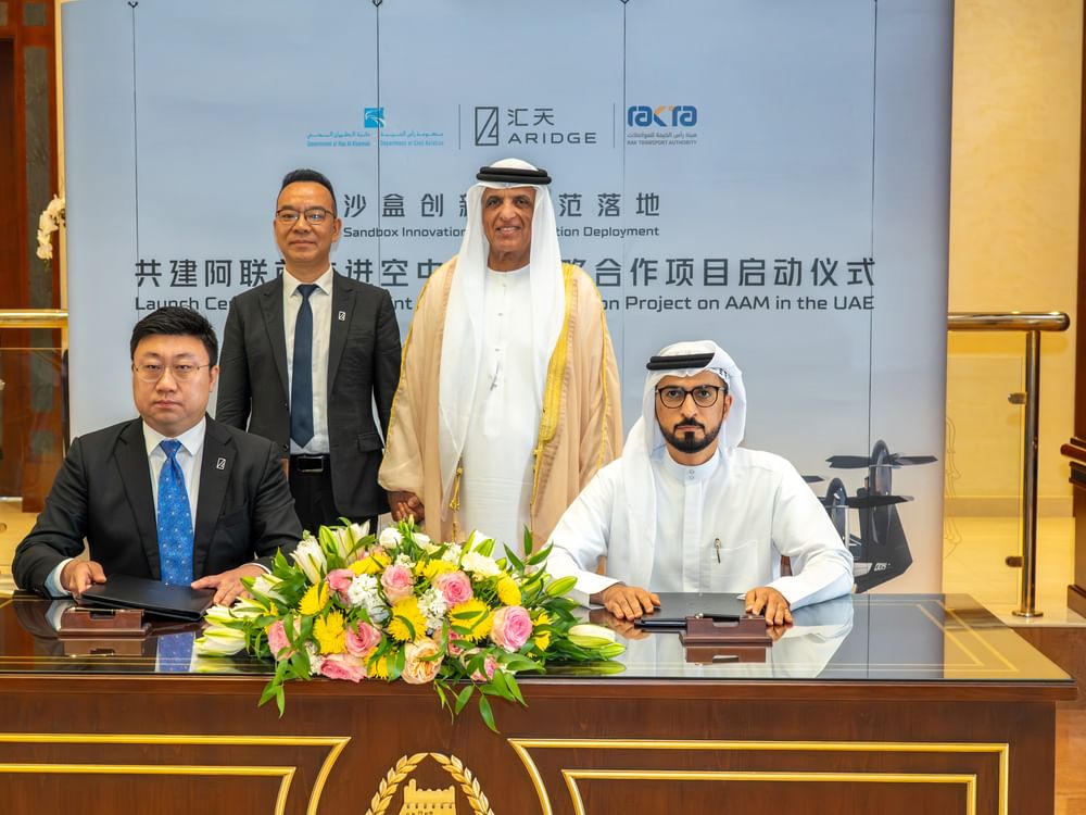 سعود بن صقر يشهد توقيع اتفاقية لتطوير واختبار وتطبيق حلول التنقل الجوي المتقدم في رأس الخيمة