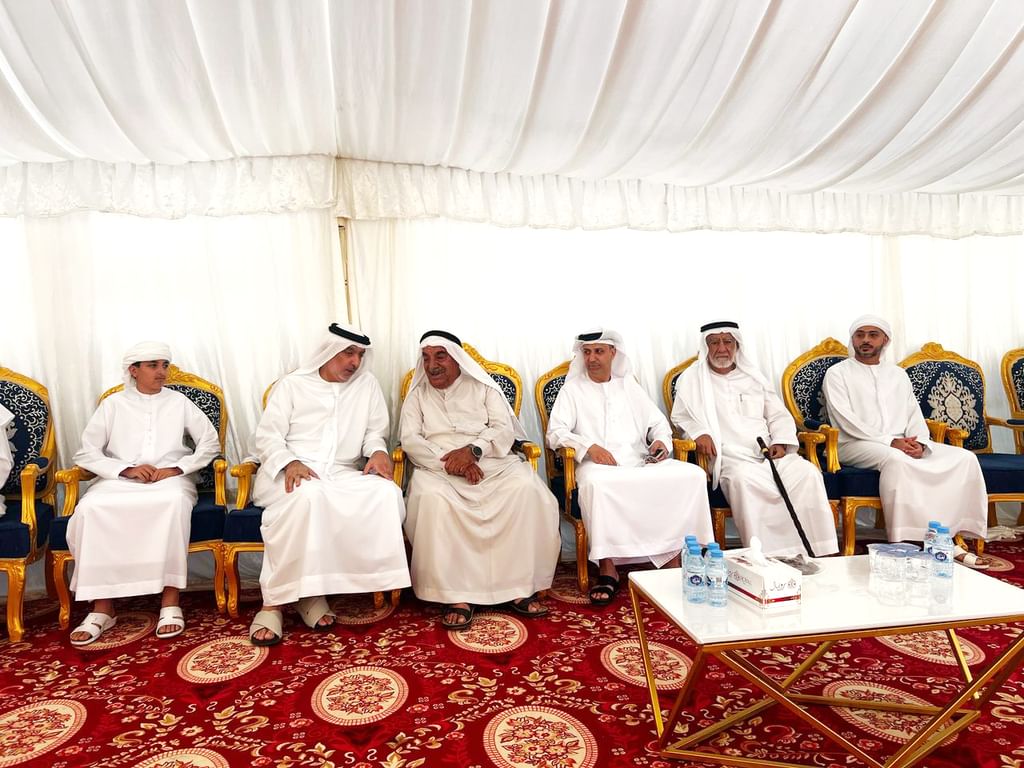 أحمد بن صقر القاسمي يقدم واجب العزاء بوفاة عبدالرزاق العوضي