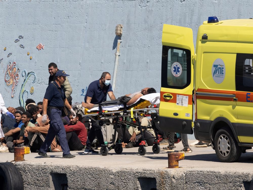 خفر السواحل اليوناني ينقذ أكثر من 430 مهاجرا قبالة جزر البلاد
