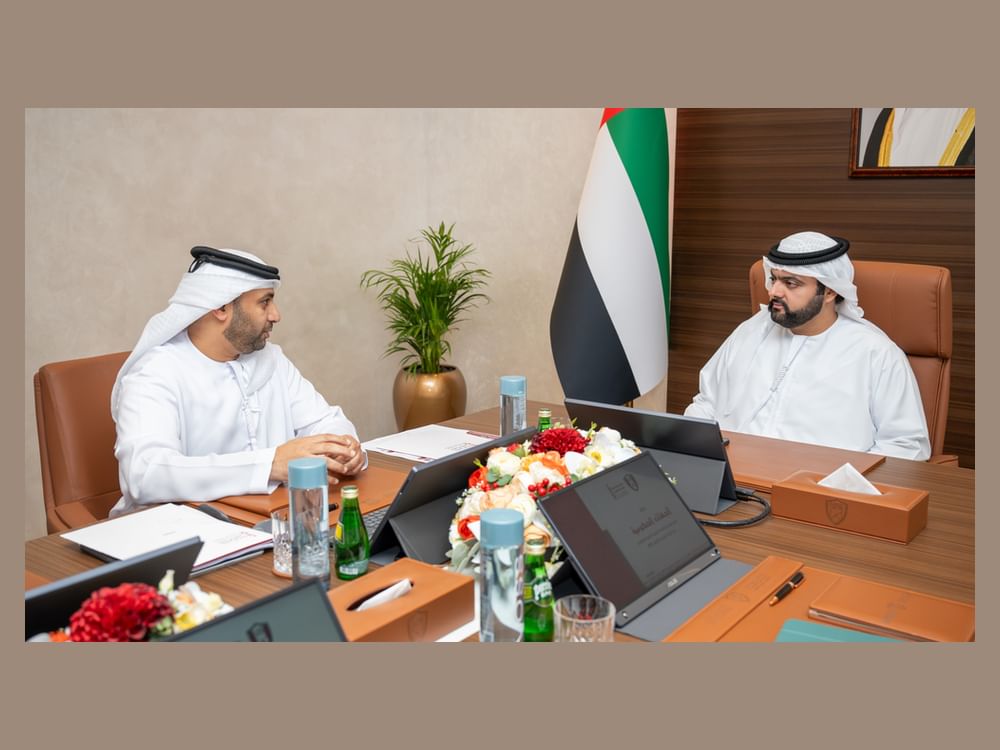 Mohammed Al Sharqi se informa sobre el Programa de Excelencia Gubernamental de Fuyaira