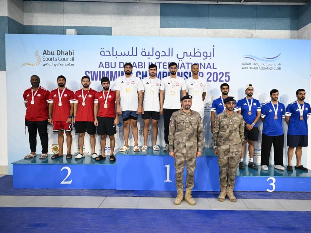 شرطة أبوظبي تتوج الفائزين في "بطولة درع المدير العام للسباحة"