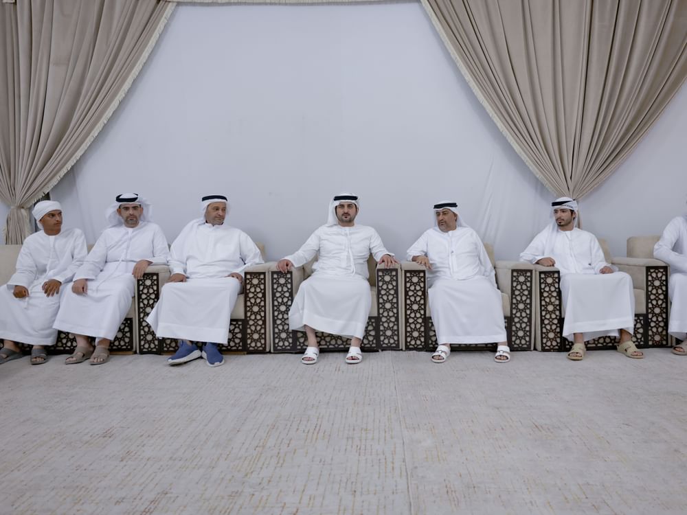 مكتوم بن محمد يقدم واجب العزاء في وفاة جمعة محمد الفجير المهيري