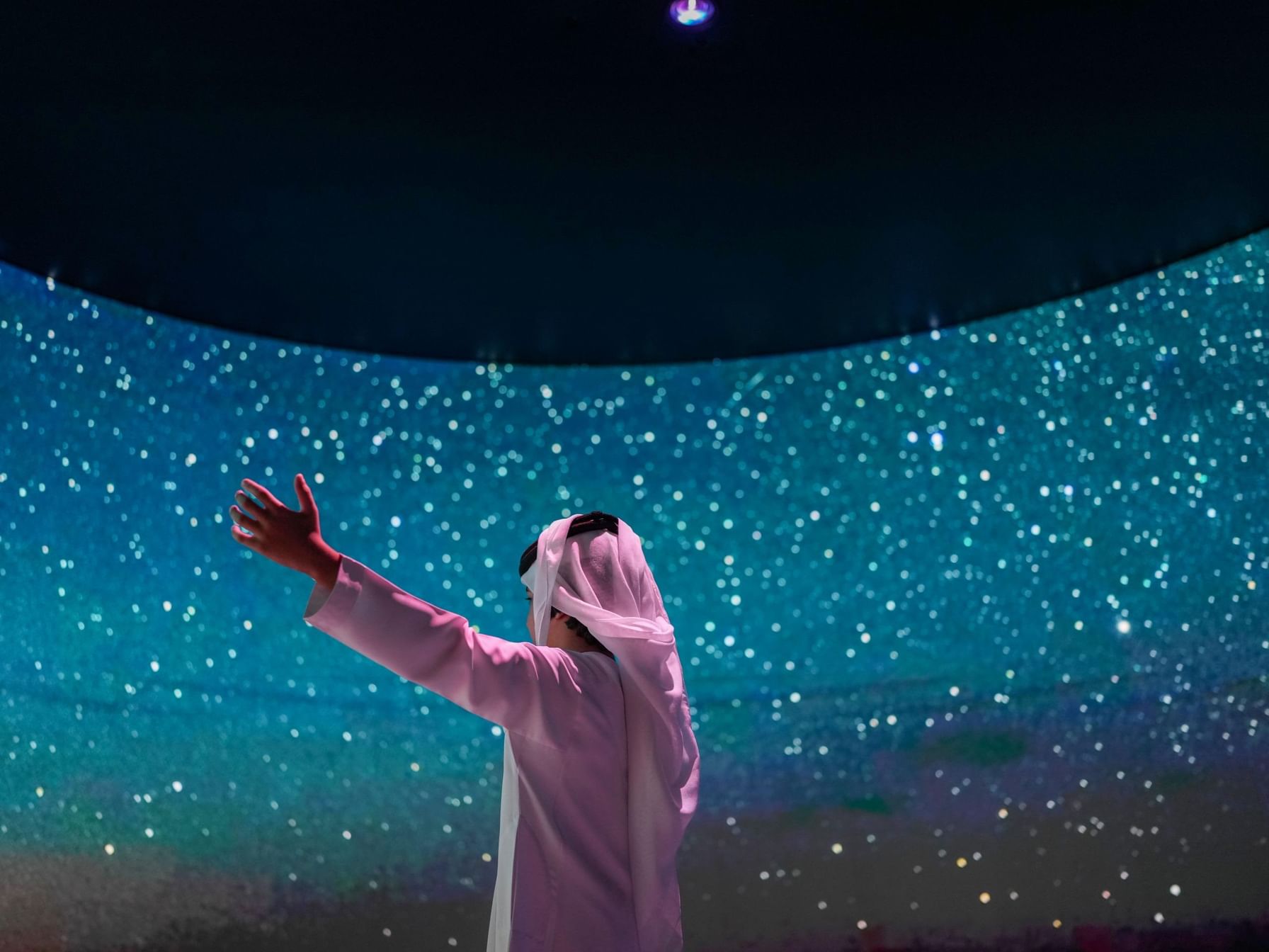 تجربة "نجم سهيل" الرقمية تأخذ زوار معرض أبوظبي للصيد في رحلة بصرية إلى سماء الإمارات