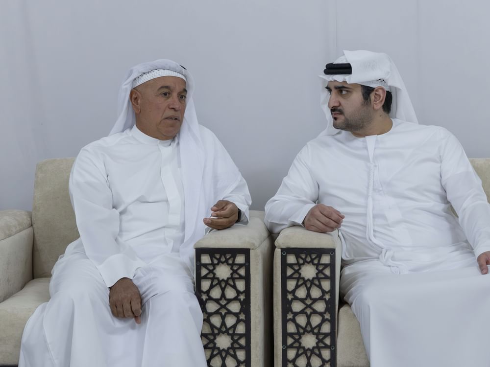 مكتوم بن محمد يقدم واجب العزاء في وفاة خلفان المهيري