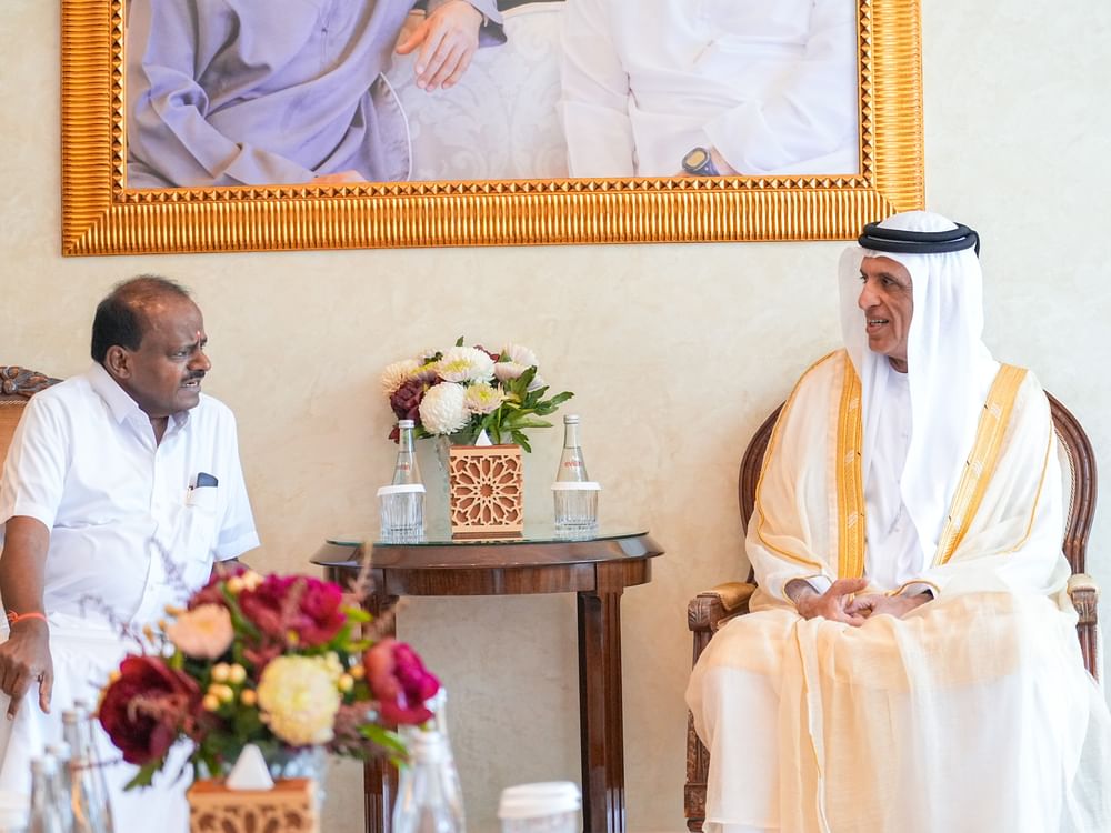 Governante de Ras Al Khaimah recebe ministro da Índia responsável pelo setor de aço e indústrias pesadas