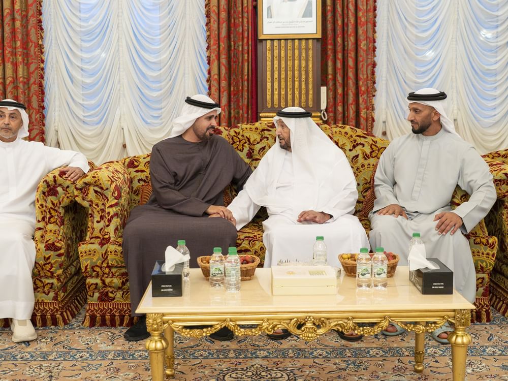  ذياب بن محمد بن زايد يُقدِّم واجب العزاء في وفاة عائشة راشد الظاهري