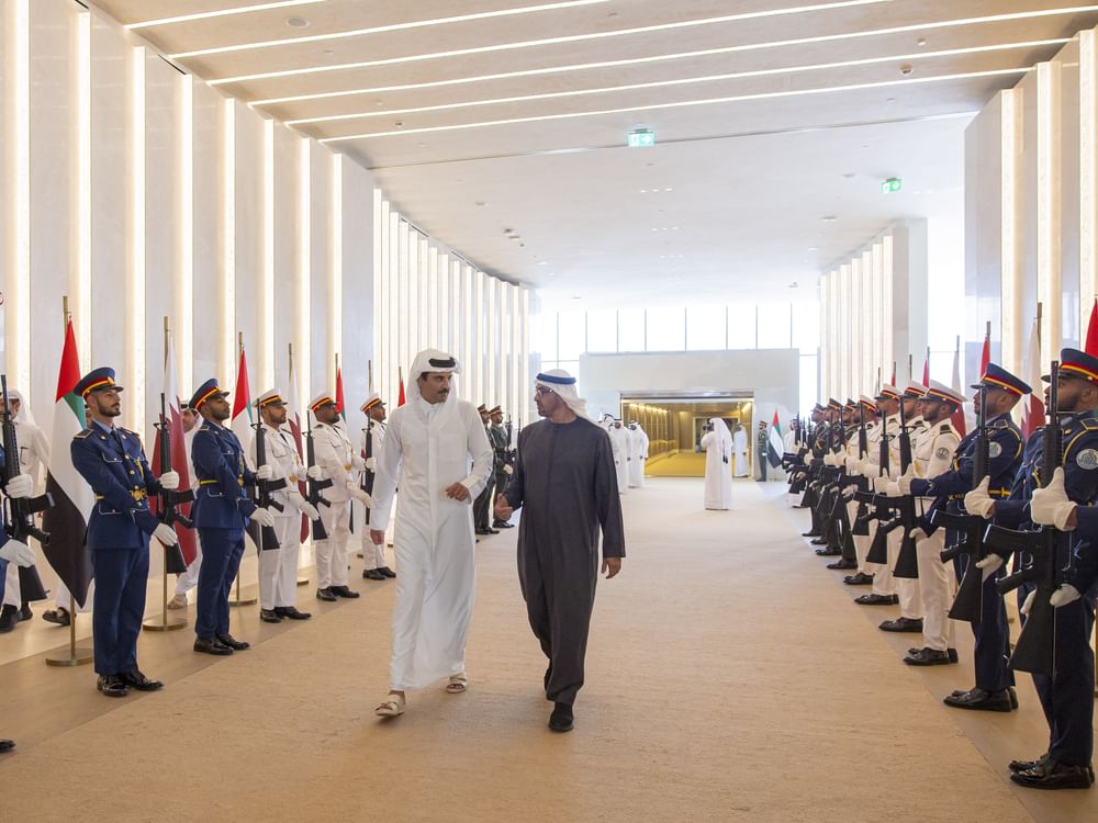 Presidente dos Emirados Árabes Unidos recebe emir do Qatar em sua chegada ao país