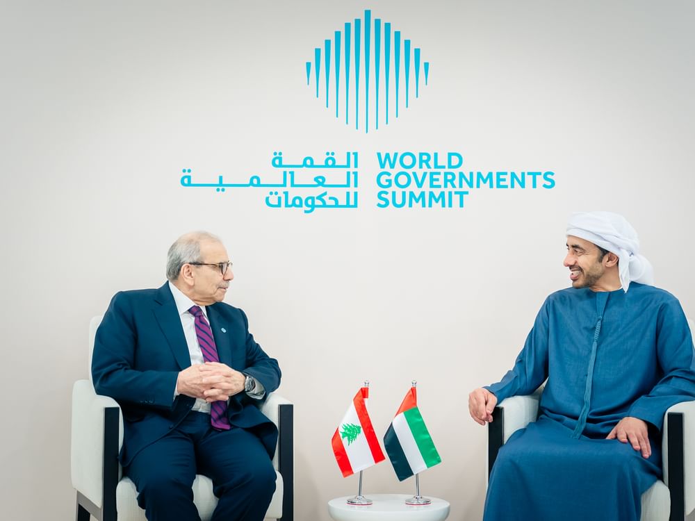 عبدالله بن زايد يستقبل رئيس وزراء لبنان على هامش القمة العالمية للحكومات