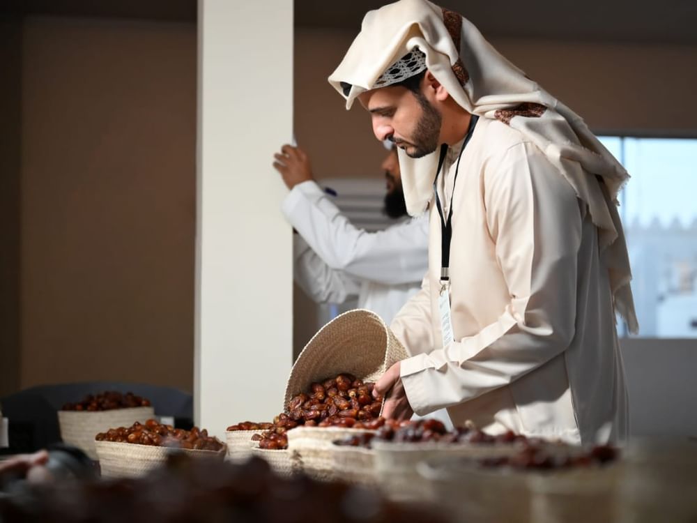 منافسات قوية في مزاينة التمور بمهرجان الظفرة