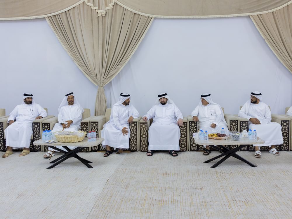 أحمد بن محمد يقدّم واجب العزاء في وفاة محمد سهيل العامري