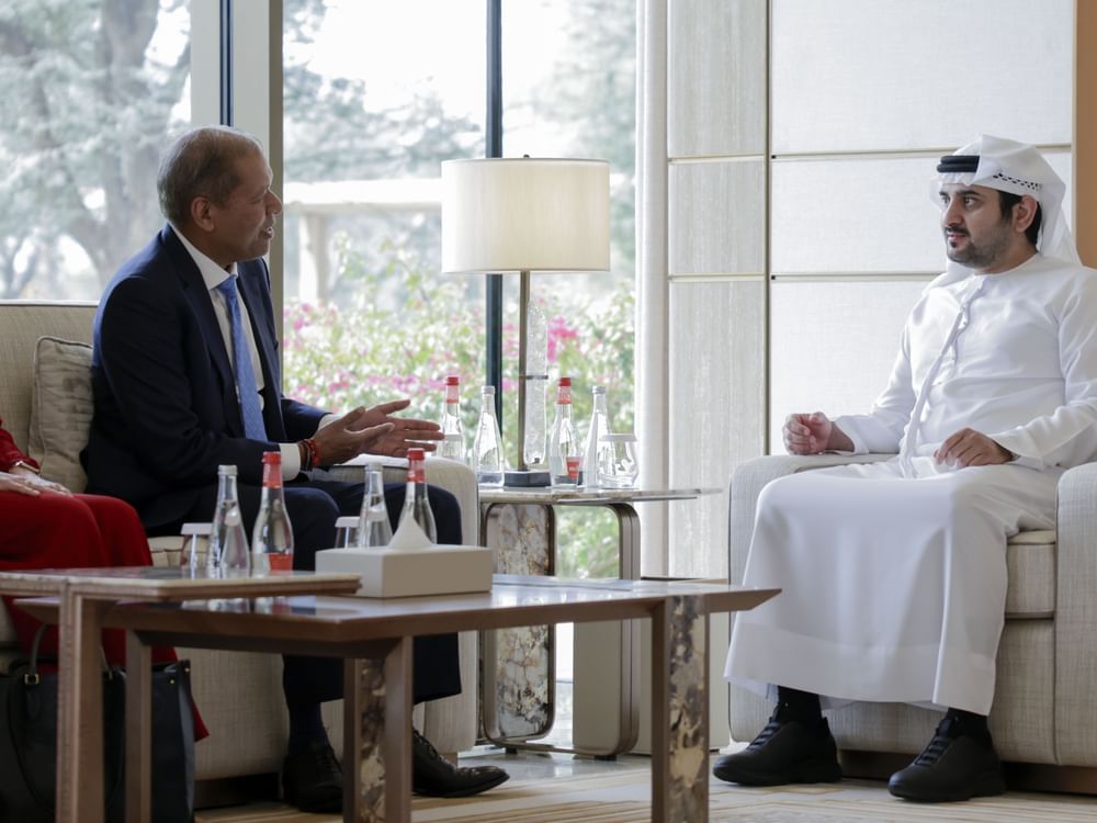 مكتوم بن محمد يلتقي الرئيس التنفيذي لمجموعة