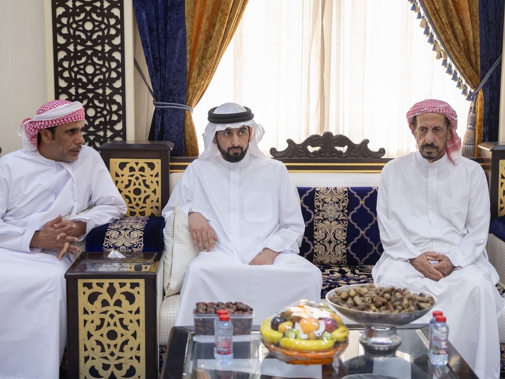 أحمد بن محمد يقدم واجب العزاء في وفاة سهيل مبارك الكتبي