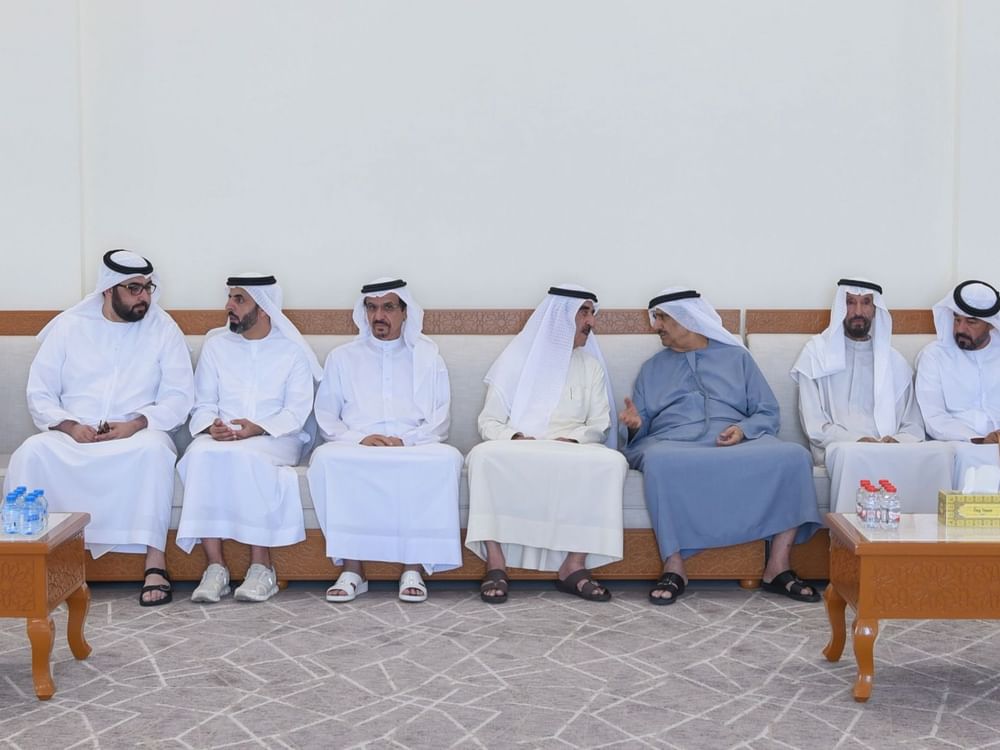 حاكم أم القيوين يقدم واجب العزاء بوفاة الشيخة عائشة بنت راشد بن علي المعلا 