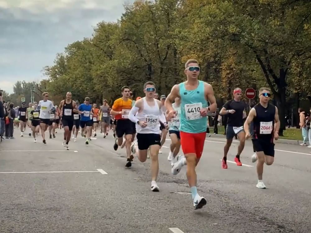 Tens of thousands race through Moscow marathon
