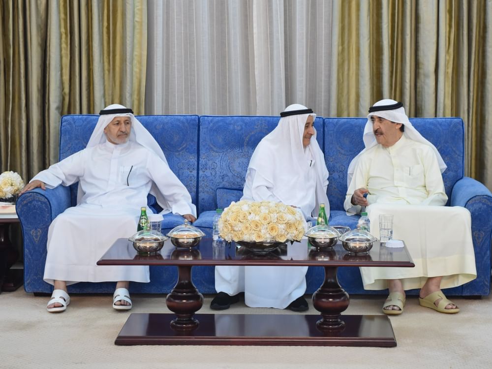 حاكم أم القيوين يستقبل المهنئين بالشهر الفضيل