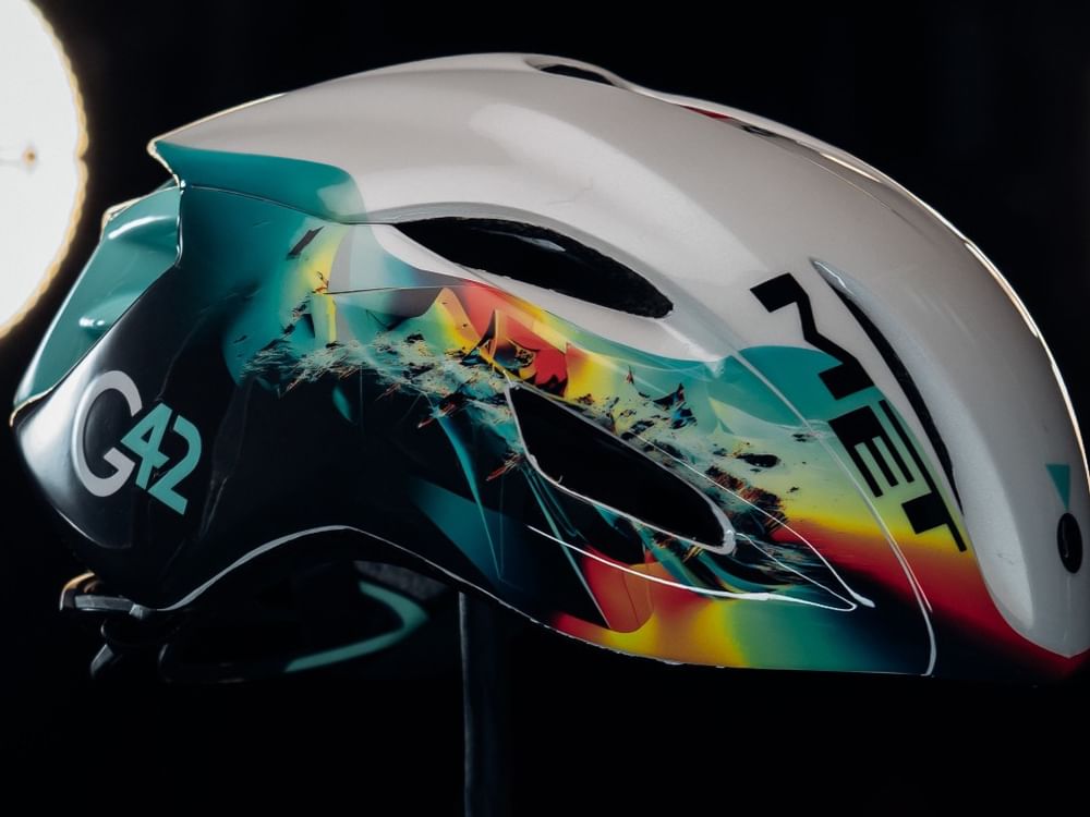 G42 et UAE Team–XRG lancent le premier casque au monde conçu avec la technologie de l’intelligence artificielle