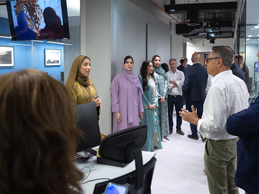 منى المرّي تزور وكالة الأنباء الفرنسية في دبي وتلتقي قياداتها وفرق العمل وتهنئهم بالتوسعة الجديدة للمكتب