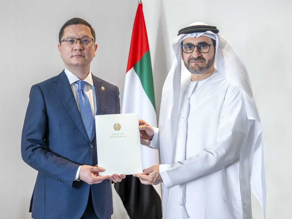 El Ministerio de Asuntos Exteriores recibe las credenciales del nuevo embajador de Kazajistán ante los EAU