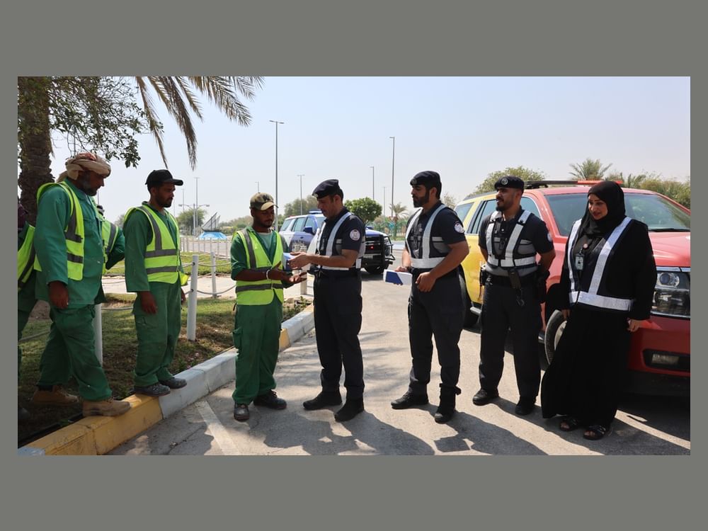 شرطة أبوظبي تنفذ مبادرة "بَرِّدْ عليهم" الإنسانية دعما للعمال بمنطقة الظفرة