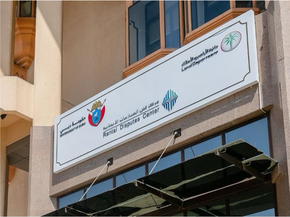  مركز فض المنازعات الإيجارية بدبي يُرسي مبدأً قانونياً جديداً يحسم الجدل حول رسوم الخدمات العقارية