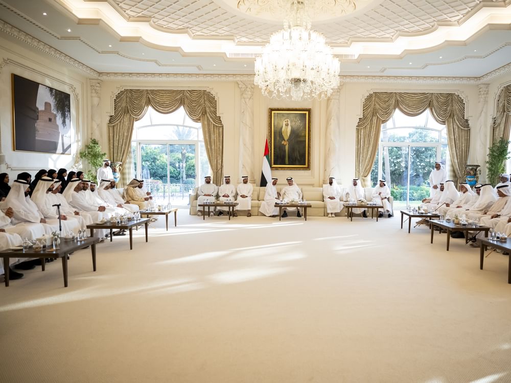 هزاع بن زايد يستقبل الشيوخ والمسؤولين والمواطنين في برزة قصر المقام في منطقة العين