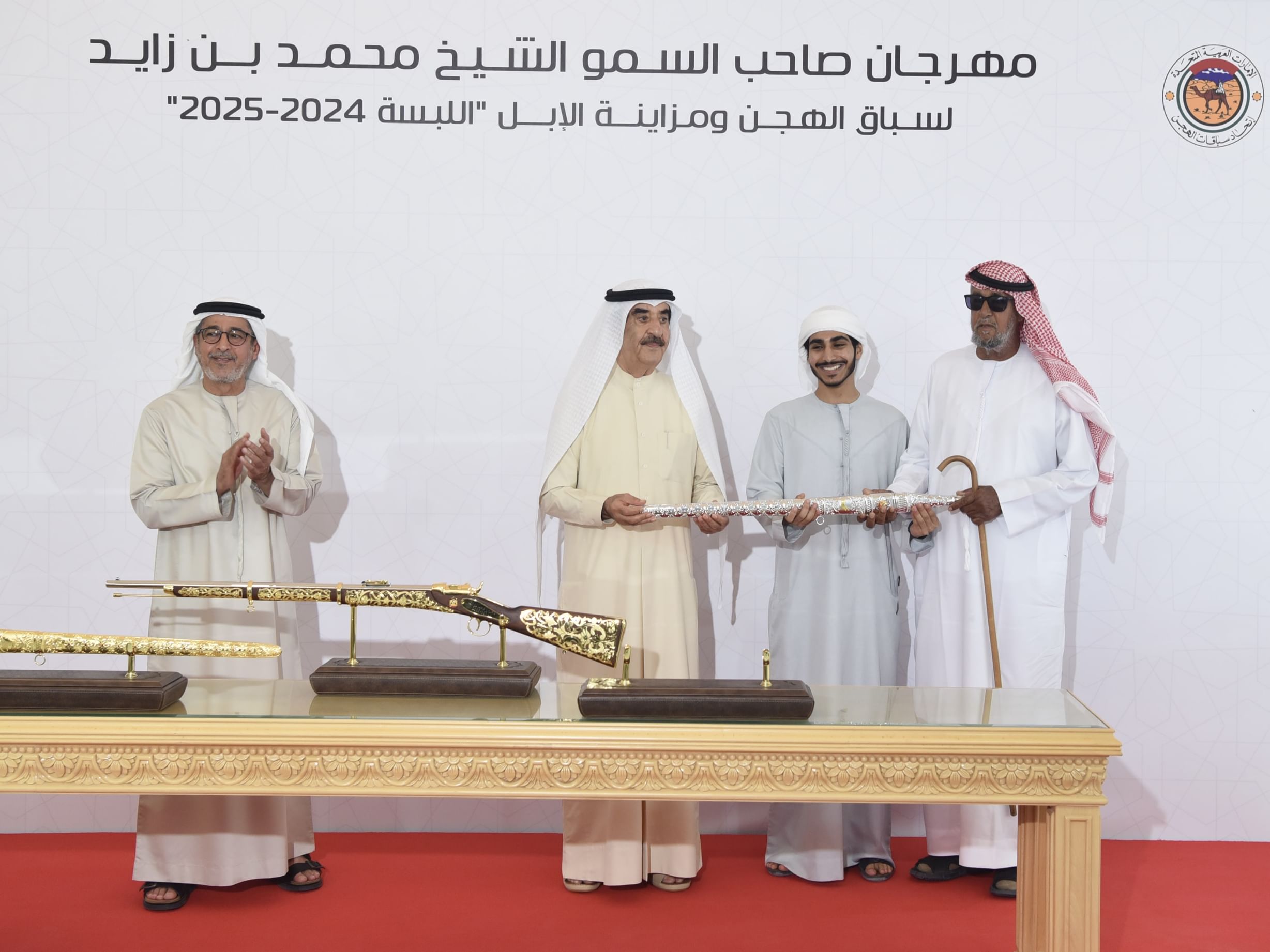 حاكم أم القيوين يشهد اليوم الختامي لمهرجان محمد بن زايد لسباقات الهجن ومزاينة الإبل 
