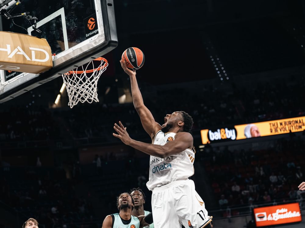 دبي لكرة السلة يختتم أكتوبر بمواجهة فالنسيا الإسباني في "اليوروليغ"