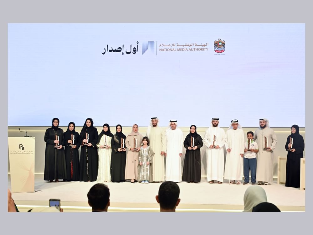 عبدالله آل حامد يكرم الفائزين في الدورة الأولى من برنامج «أول إصدار» بمعرض أبوظبي الدولي للكتاب