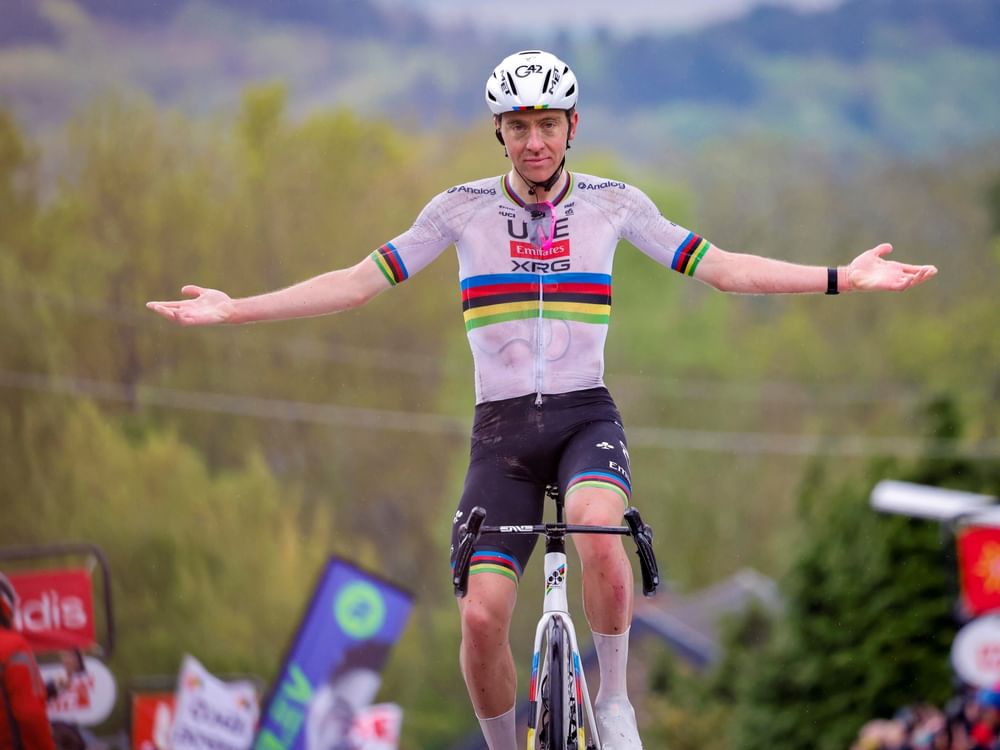 Pogačar offre à l’équipe UAE Team Emirates la victoire à la Flèche Wallonne 2025