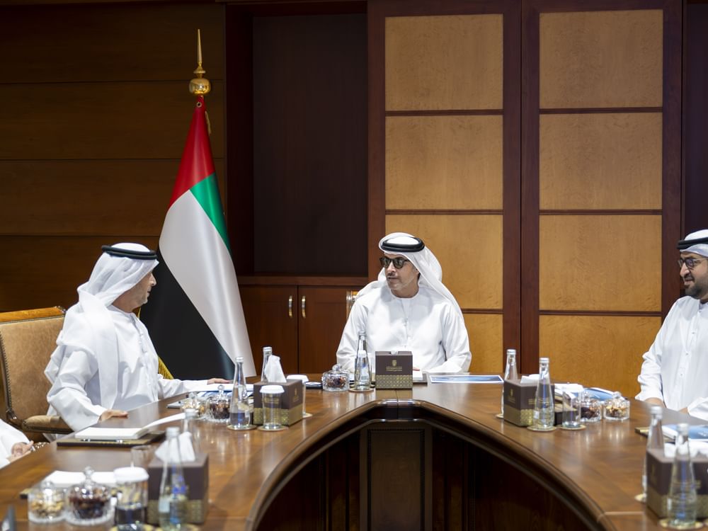 Hazza bin Zayed recebe delegação do ACTVET e analisa iniciativas do centro na região de Al Ain