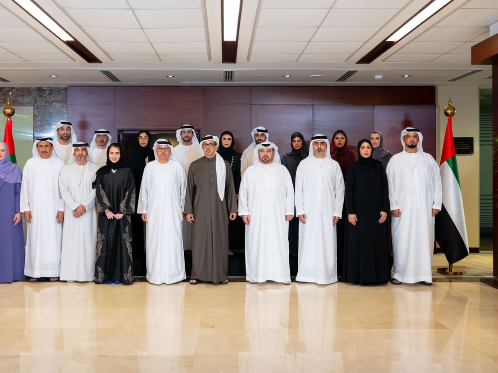 Mansour bin Zayed reviews future labour system plans during MoHRE visit