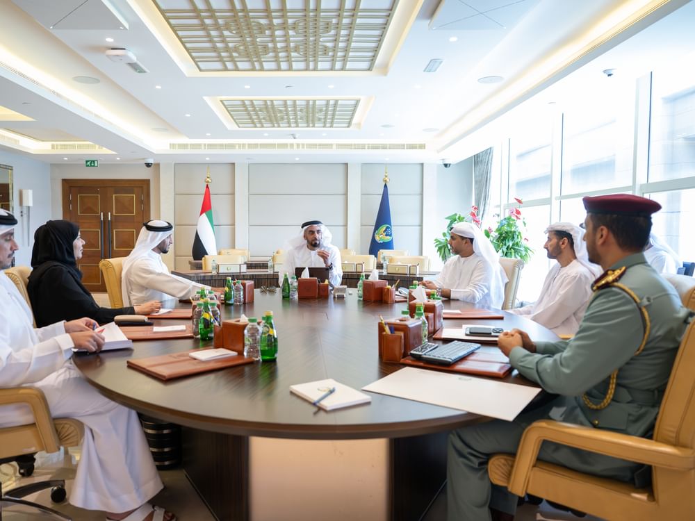 سيف بن زايد يطلع على عدد من مبادرات وتشريعات مجلس جودة الحياة الرقمية