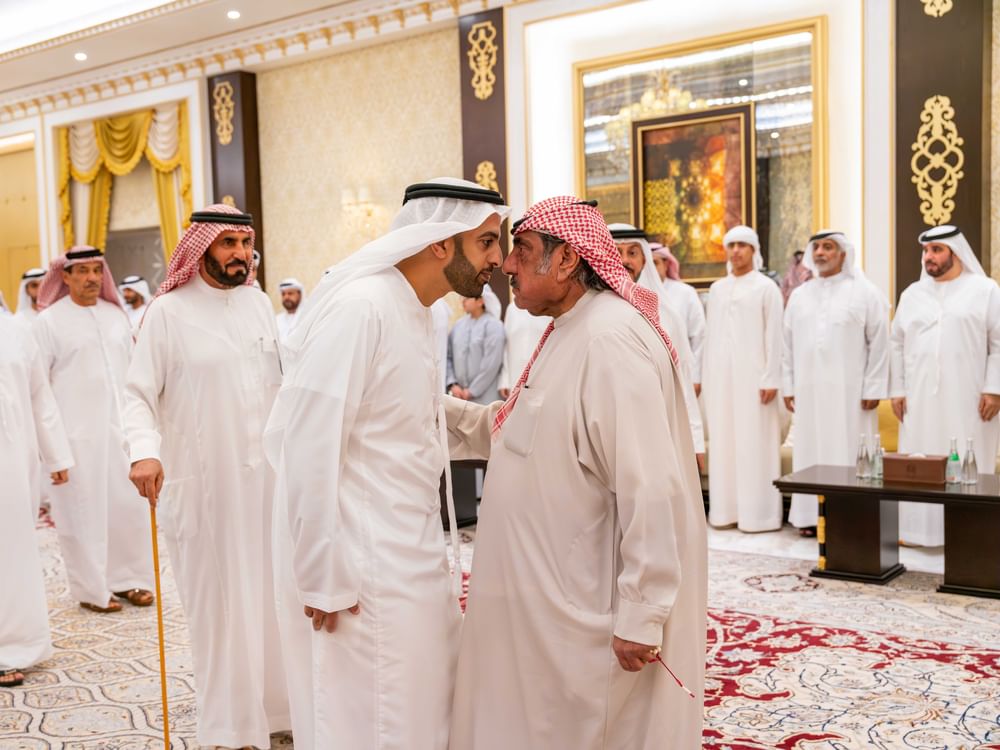 ولي عهد رأس الخيمة يعزي في وفاة الشيخة عائشة محمد خلف