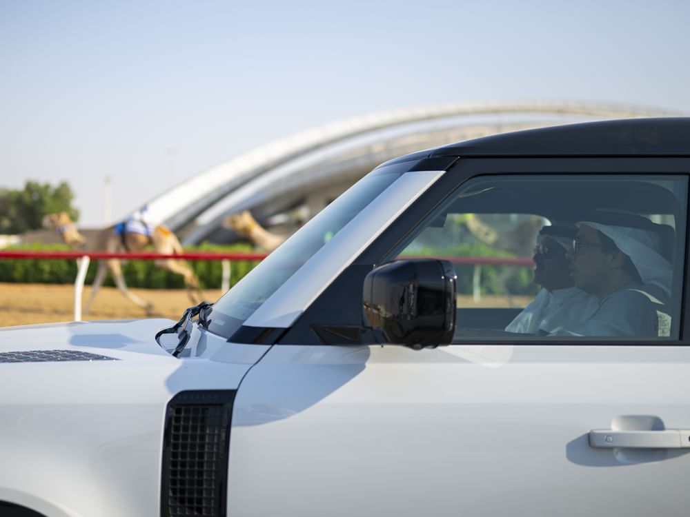 منصور بن زايد يشهد منافسات جائزة زايد الكبرى للهجن 2025 ويحضر مأدبة غداء أقامها سلطان بن حمدان