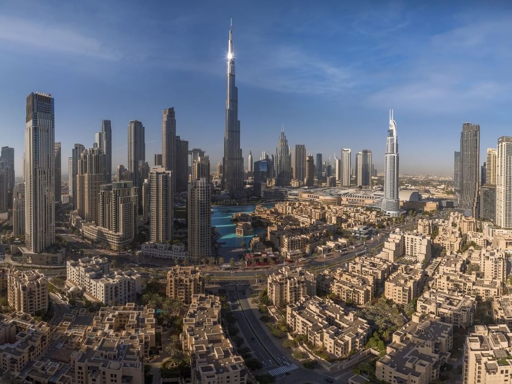 Destroços de drones interceptados pela defesa aérea caem em pátios de duas residências em Dubai