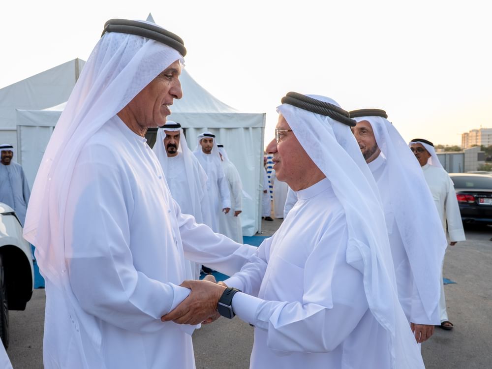 سعود بن صقر يعزي في وفاة والدة محمد حسن عمران الشامسي