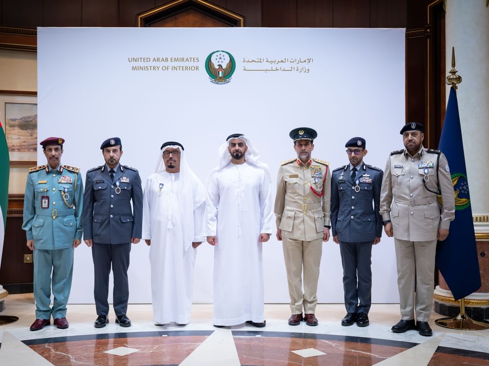 سيف بن زايد يكرّم قادة التميز بوزارة الداخلية وقادة فرق تصفير البيروقراطية الحكومية